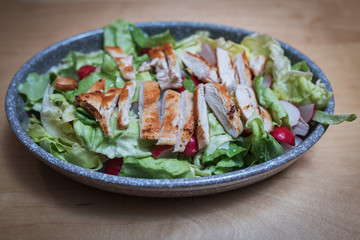 Im Bild: kopfsalat mit Huhn und Radieschen 