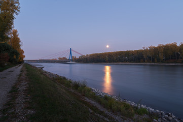 Speyer, Rhein. Im Bild: Die Rheinbrücke bei Speyer am Rhein bei Vollmond