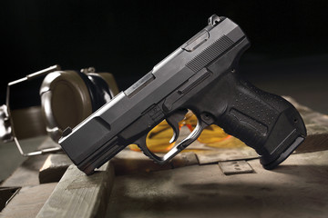 Militaria, pistolet © Robert Przybysz