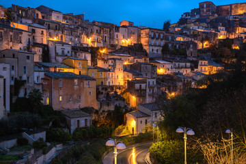 Obraz premium The old town of Ragusa Ibla in Sicily at dusk (Italy)