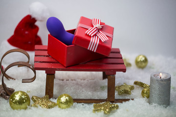 Dildo als Geschenk - Schlitten mit Geschenk