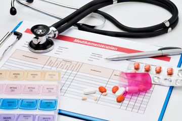 Medikamentenplan, mit Tabletten und Stethoskop