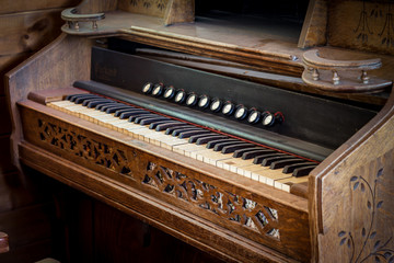 Fototapeta na wymiar Altes Holz Klavier