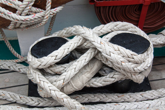 Bollard d'amarrage et cordage