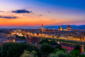 Vue du coucher de soleil sur Florence, le Ponte Vecchio, le Palazzo Vecchio et le Duomo de Florence, Italie