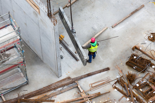 Schalungsteil schwebt vor Ortbetonwand