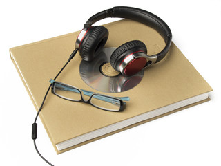 Libro con auriculares, gafas y CD sobre fondo blanco