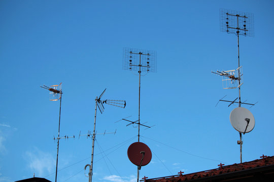 antenne sui tetti esterni case e palazzi