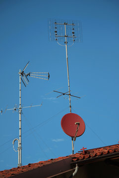 antenne sui tetti esterni case e palazzi