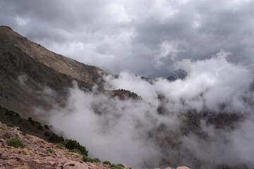 Nubes y montaña en Marruecos