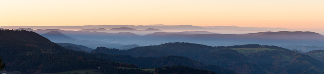 herbstlicher Sonnenaufgang im Schwarzwald - obrazy, fototapety, plakaty