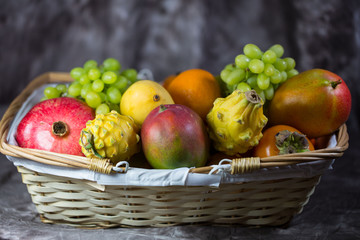Exotische Früchte mit Mango, Granatapfel - Studio
