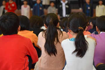 学校の集会の後ろ姿