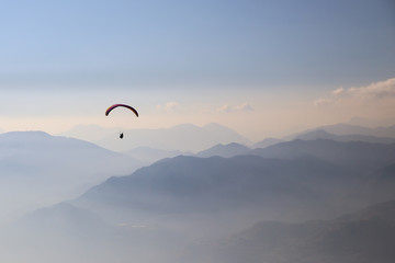 Fototapeta na wymiar paragliding on garda lake