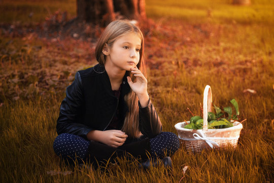 Bambina seduta in un campo