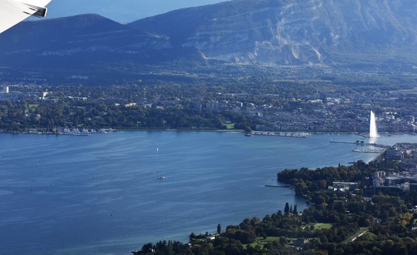 survol a&eacute;rien du lac l&eacute;man