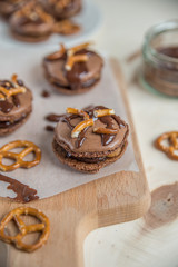 Schokoladen Macarons mit fleur de sal 