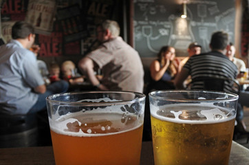 Deux verres de bière sur une table de pub