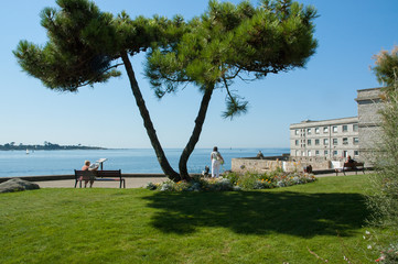 Promenade am Hafen von Concarneau, Bretagne, Frankreich