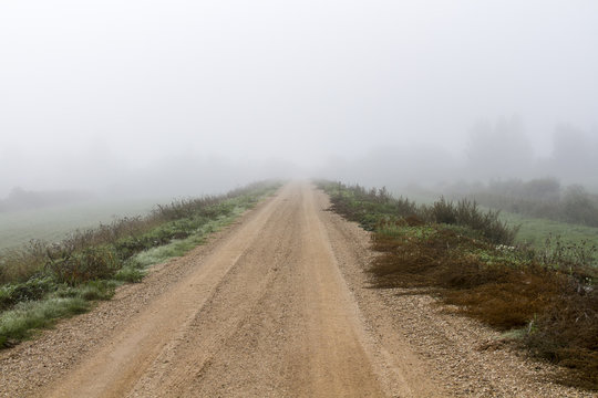 Feldweg verschwindet im Nebel