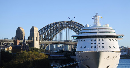 Sydney Harbour Bridge et un bateau de croisière à Sydney Australie