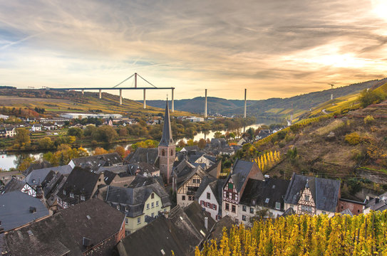 Herbst Mosellandschaft  in der Abendsonne  und im Hintergrund die  Hochmoselbr&uuml;cke im Bau 