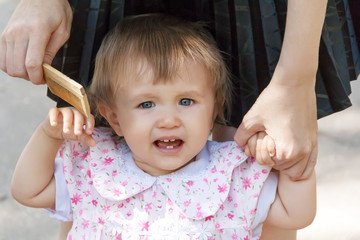 Girl does not like comb