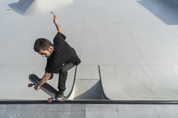 Skater grinding