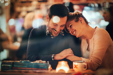 Romantic couple dating in pub - obrazy, fototapety, plakaty