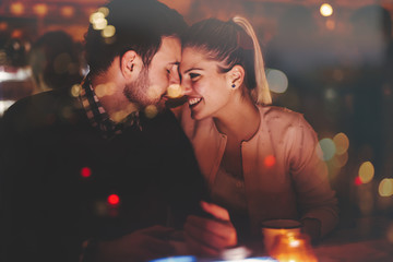 Romantic couple dating in pub - obrazy, fototapety, plakaty