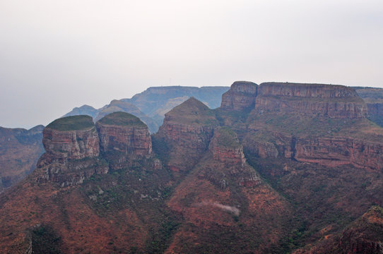 Sudafrica, 01/10/2009: le Three Rondavels nel Blyde River Canyon, la montagna formata da tre pietre rotonde che ricordano le case o capanne degli indigeni, chiamate rondavels o le tre sorelle