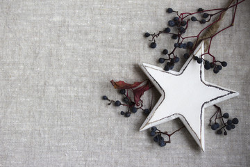 Weisser Holzstern mit Beeren auf Leinen