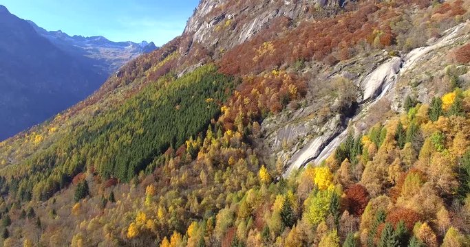 Aerial 4k - Val di Mello - Valmasino (IT) - Cascata in Localit&agrave; C&agrave; di Rogni - vista aerea autunnale 