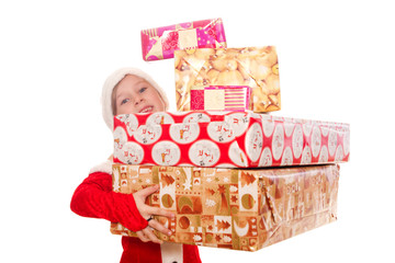 Mädchen im Nikolaus Kostüm schleppt viele Geschenke 