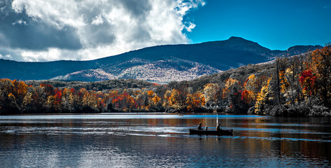 Naklejka premium Grandfather Mountain Sunrise Reflections on Julian Price Lake in