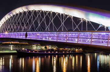 Obraz premium Bernatka footbridge over Vistula river in Krakow in the night