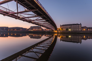 Fototapeta Bernatka footbridge over Vistula river in Krakow in the night obraz