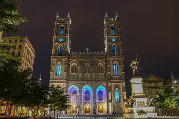 Fototapeta na wymiar Notre Dame at Night Montreal