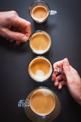 Uomini e donne che tengono la mano di una tazzina di caffè