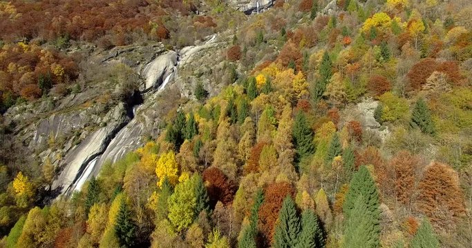 
Aerial 4k - Val di Mello - Valmasino (IT) - Cascata in Localit&agrave; C&agrave; di Rogni - vista aerea autunnale 