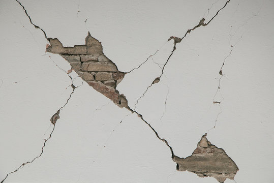 Grossa crepa sul muro di una casa a Norcia colpita dal terremoto