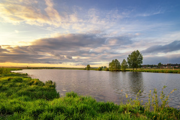 летний пейзаж на зеленом берегу реки на закате дня, Россия, Урал