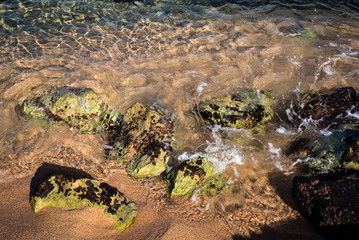 Felsen im Wasser an der Küste