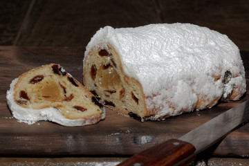 Christstollen, aufgeschnitten auf Holz