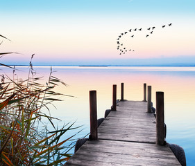Naklejka na ściany i meble amanecer en el lago en calma
