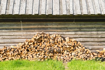 Brennholz vor einer Holzhütte