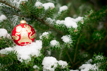 Новогодняя игрушка на рождественском дереве, снег 