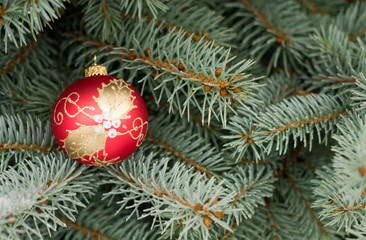 Fototapeta na wymiar Новогодняя игрушка на рождественском дереве, снег 