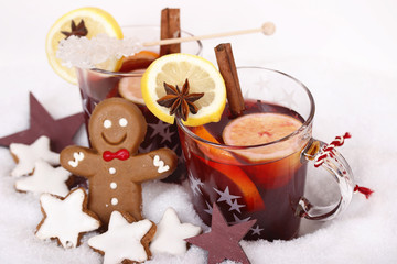 zwei gläser glühwein