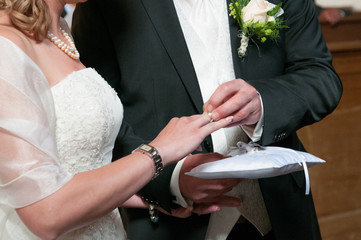 Hochzeit Trauung Standesamt Braut Hände Ringe